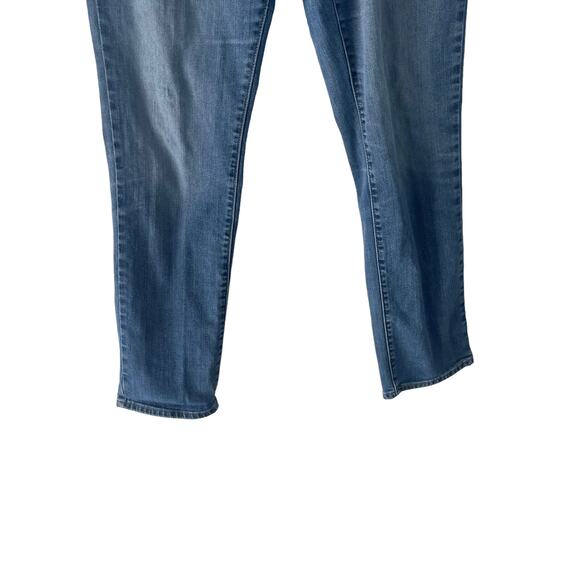 Levi's 712 Slim Women's Size 33 X 32 Medium Wash Straight Jeans - Picture 3 of 11